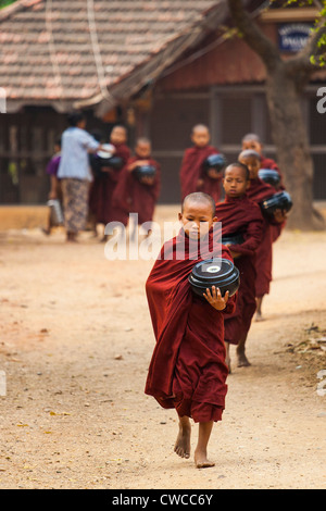 Des moines bouddhistes à Bagan, Myanmar Banque D'Images