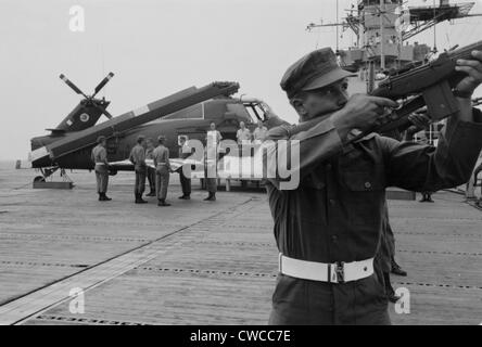 Guerre du Vietnam. Une carabine hommage à sept Marines américains tués le 29 avril 1966 par un Viet Cong bombe cachée dans un trou potable, pendant Banque D'Images