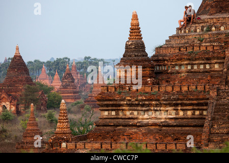 Les touristes sur un temple bouddhiste en attente de coucher du soleil à Bagan, Myanmar Banque D'Images