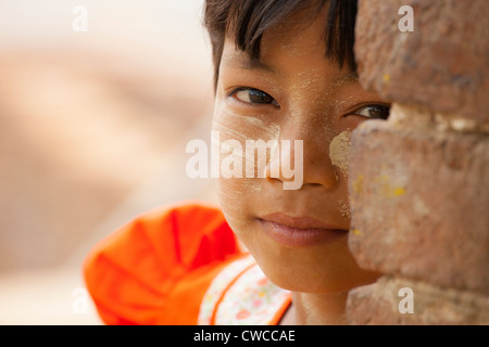 Jeune fille à Bagan, Myanmar Banque D'Images