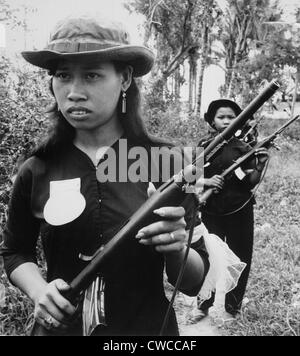 Guerre du Vietnam. Les bénévoles de fille avec des manucures et des bijoux, font partie de la Force d'Autodéfense de Kien Dien, un Banque D'Images