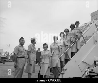 Guerre du Vietnam. Les cinq premières femmes enrôlés dans l'Armée de l'air (WAF WAF) et la quatrième à l'affectation d'un agent du Vietnam arrivent Banque D'Images