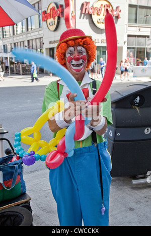 Clown ballons est divertissant sur la rue Yonge à Toronto,Ontario;Canada Banque D'Images