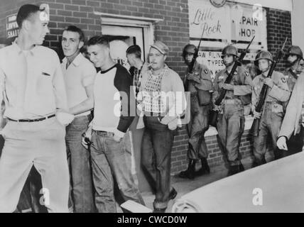 Des troupes du 101e Division aéroportée déplacer une foule de jeunes hommes blancs en face de Central High School de Little Rock, Banque D'Images