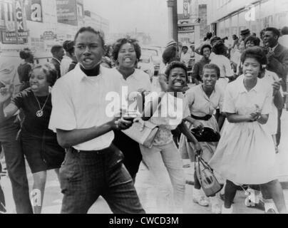 Les jeunes manifestants afro-américain dans le centre-ville de mars Birmingham, Alabama. Au cours de la PREMIÈRE LIGNE DE MOUVEMENT 'Birmingham', les enfants et Banque D'Images