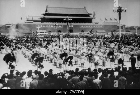 24 mai à Beijing. Un spectacle de danse sur la place Tienanmen, à Beijing, Chine. Le 1 mai 1963. Banque D'Images