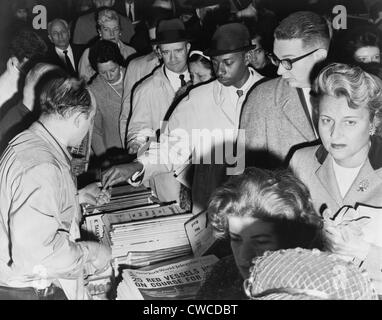 Les New-Yorkais soucieux d'acheter des journaux pendant la crise des missiles de Cuba. Octobre 1962. Banque D'Images