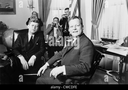 Le président John F. Kennedy et Willy Brandt Maire de Berlin Ouest à la Maison Blanche le 13 mars 1961. Après la construction de la Banque D'Images