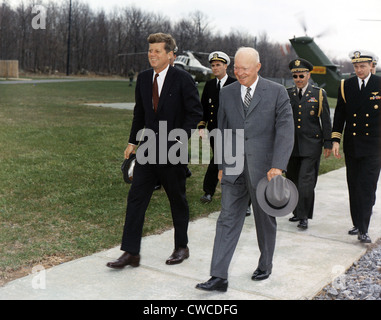 Le président Kennedy et l'ancien président Eisenhower à pied avant d'aides militaires à Camp David. Le groupe s'est réuni pour discuter d'affaires Banque D'Images