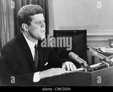 Le président John F. Kennedy nous annonçant la création d'un blocus naval contre Cuba, au cours de la crise des missiles. Le 22 octobre Banque D'Images