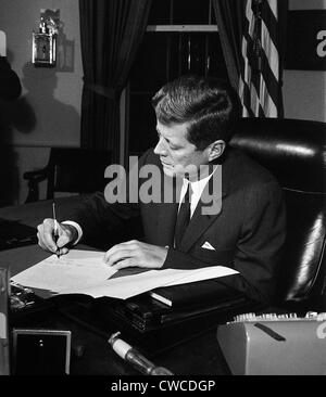 Signature du président Kennedy Cuba Proclamation de quarantaine. Le blocus de la marine des États-Unis d'empêcher la livraison d'autres Républiques Banque D'Images