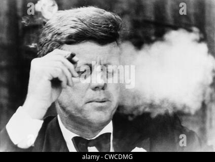 Le président John Kennedy, fumer un petit cigare à un collecteur de démocratique à Boston's Armory du Commonwealth. Le 19 octobre 1963. Banque D'Images