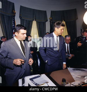 Signature commission du général Eisenhower. Le président Kennedy avec Secrétaire de presse Pierre Salinger, après la signature d'une Commission pour Banque D'Images