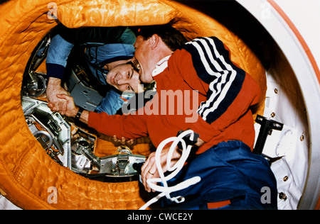L'astronaute Robert Gibson, accueille le cosmonaute Vladimir Dezhurov dans l'espace. La navette amarrée à la station spatiale russe Mir Banque D'Images