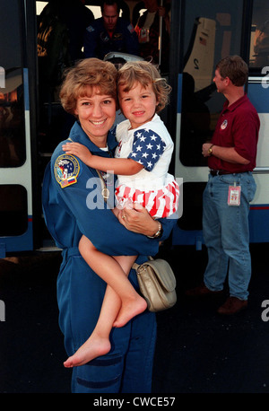 Commandant Eileen Collins et sa fille, Bridget Youngs, suite à l'achèvement de la mission de la navette spatiale 95. 28 juillet, Banque D'Images