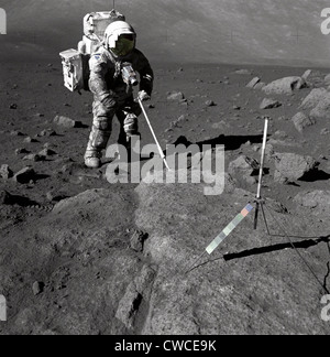 Apollo 17 Geologist-Astronaut Harrison Schmitt couverte de poussière lunaire. Schmitt boules jusqu'échantillons lunaires. Placé dans le Banque D'Images