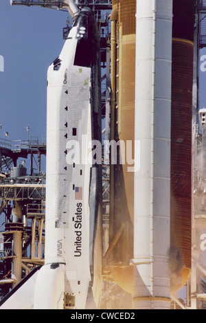 La catastrophe de la navette spatiale Challenger. La fumée gris-brun sur le côté droit de l'atome, directement en face de la ligne Banque D'Images