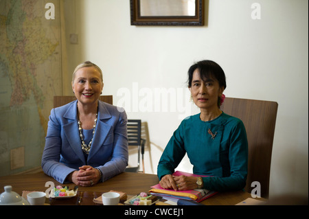 Hillary Clinton a visité Daw Aung San Suu Kyi à sa maison à Rangoon, Myanmar (Birmanie). Le 2 décembre 2011. Banque D'Images