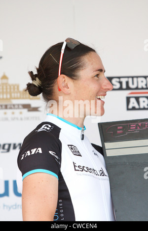 Histoire de Sarah reçoit un trophée du duc de Marlborough après avoir remporté le 20km contre la montre à la moto Blenheim Palace Banque D'Images