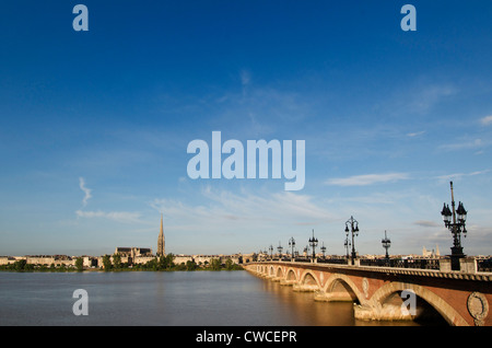 Le Pont de Pierre traversant le fleuve Garonne, Bordeaux, Aquitaine, France, Europe Banque D'Images