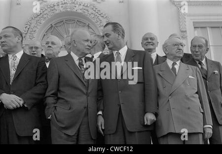 Le président Dwight D. Eisenhower debout avec le chef de la majorité au Sénat Lyndon Johnson lors d'un déjeuner à la bipartite White Banque D'Images