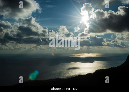 Le Soleil se reflétant dans la mer Noire, côte sud de la péninsule de Crimée, Russie Banque D'Images