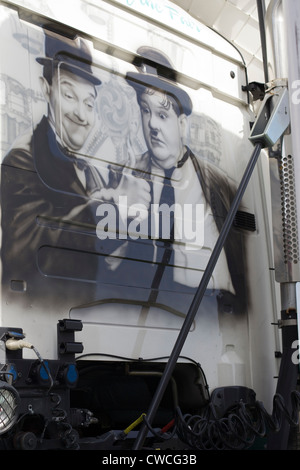 Camion peint en noir et blanc à un spectacle en Angleterre et Laural Hardy Banque D'Images