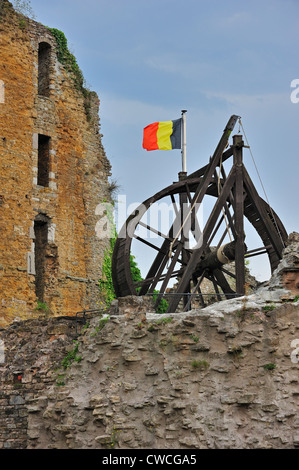 Treadwheel en bois grue en ruines de château médiéval Château de Franchimont à Theux dans l'Ardenne belge, Wallonie, Belgique Banque D'Images