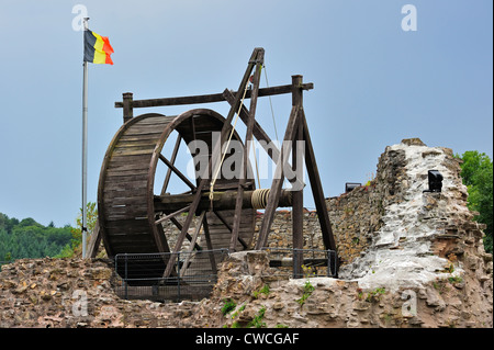 Treadwheel en bois grue en ruines de château médiéval Château de Franchimont à Theux dans l'Ardenne belge, Wallonie, Belgique Banque D'Images