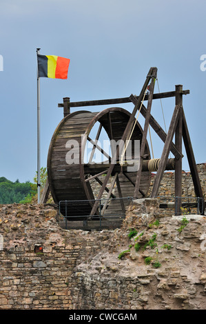 Treadwheel en bois grue en ruines de château médiéval Château de Franchimont à Theux dans l'Ardenne belge, Wallonie, Belgique Banque D'Images