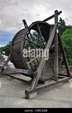 Treadwheel en bois grue en ruines de château médiéval Château de Franchimont à Theux dans l'Ardenne belge, Wallonie, Belgique Banque D'Images