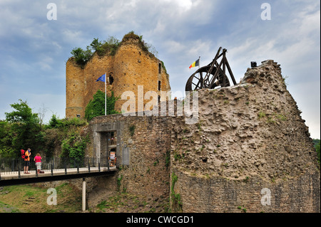 Les touristes visitant les ruines du château médiéval Château de Franchimont à Theux dans les Ardennes Belges, Liège, Belgique Banque D'Images