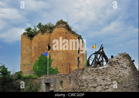 Grue treadwheel en bois dans les ruines du château médiéval Château de Franchimont à Theux, Ardennes Belges, Liège, Belgique Banque D'Images