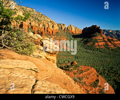 Secret Red-Rock Mountain Wilderness zone au nord de Sedona, Arizona. Brins Mesa Salon La Fin, Wilson et La montagne de Shiprock. Banque D'Images