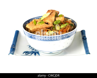 Style asiatique ou chinoise authentique délicieux poulet sauté coloré, Chow Mein isolés contre fond blanc, avec un chemin, pas de personnes Banque D'Images