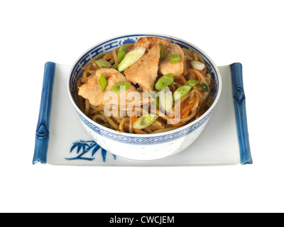 Style asiatique ou chinoise authentique délicieux poulet sauté coloré, Chow Mein isolés contre fond blanc, avec un chemin, pas de personnes Banque D'Images