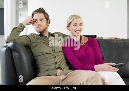 Couple watching television Banque D'Images