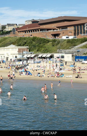 Les gens sur la plage et baignade dans la mer à Bournemouth Banque D'Images