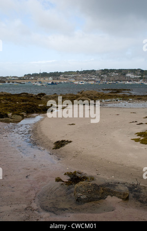 Vue d'une des nombreuses piscines de roches qui forment comme la marée se retire sur St Mary's, Îles Scilly. Banque D'Images