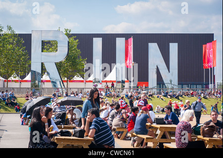 Parc olympique de Stratford Londres 2012 7 000 cuivre siège fort du stade Arena handball escrime goalball exécuter miroir géant Banque D'Images