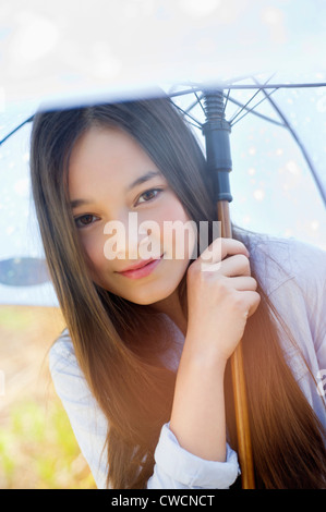 Portrait of a happy girl holding an umbrella Banque D'Images