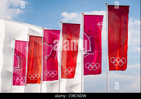 Parc olympique de Stratford Londres 2012, rue Market area Basketball Arena bannières fanions drapeaux Banque D'Images