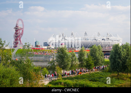 Londres 2012 , le parc olympique de Stratford , , l'Anish Kapoor sculpture statue art Orbit & Stadium les foules de personnes Banque D'Images