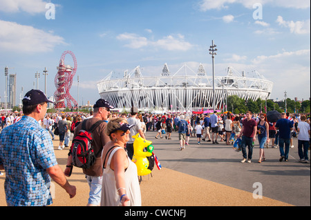 Parc olympique de Stratford Londres 2012 Anish Kapoor la statue sculpture art Orbit domine la foule de personnes 114 mètres Stadium foules de personnes Banque D'Images