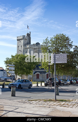 Tour tour Saint-Nicolas et steet dans le vieux port de La Rochelle, Ile de Ré / l'Ile de Rhé, la Charente-Maritime. Banque D'Images