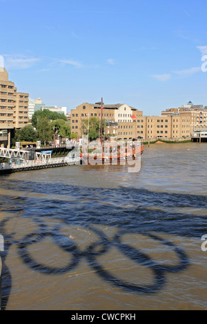 Anneaux olympiques sur Tower Bridge Londres Angleterre 2012 Banque D'Images