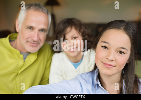 Portrait d'un homme avec ses enfants sourire Banque D'Images