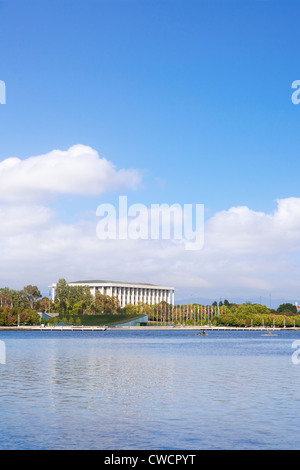 National Library of Australia, Canberra, Australie, vue sur le lac Burley Griffin. Banque D'Images