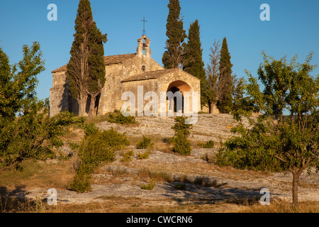 La lumière du soleil du soir sur la Chapelle Saint-Sixte, Eygalieres Provence France Banque D'Images