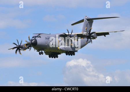 Airbus A400M Atlas de l'approche pour l'atterrissage à RAF Fairford. L'avion A400Mtransport est construit par Airbus Military. Banque D'Images